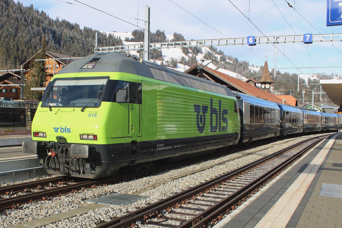 Coming from Spiez, BLS 465 018 stands with the Golden Pass Panoramic Express dual-gauge train set in Zweisimmen on 1 January 2024. Here, the standard gauge electric will be swap[ped for a narrow gauge MOB machine, that on departure gently takes the train through a gauge changer before continuing toward Gstaadt and Montreux.