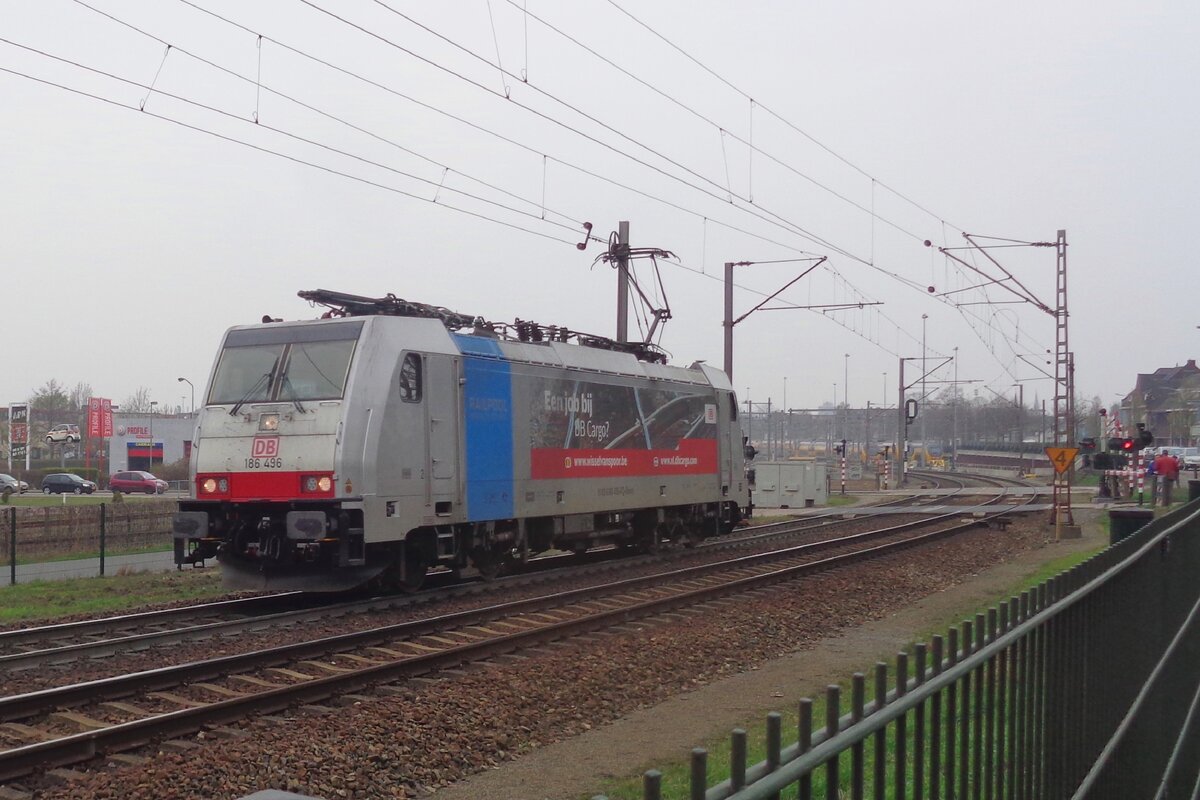 Completely gone: on 23 March 2019 DB Cargo 186 496 passes solo Venlo-Vierpaardjes. Not only 186 496 is no longer in service with DB Cargo, but this entire site has been wiped off the face of the Earth after a three decades dispute between the owners of fourteen houses on one side and the diverse railway authorities on the other side concerning the replacement of the railway crossing (seen in the back ground) by a tunnel finally was settled in 2023 in favour of the tunnel that will end the traffic constipations at times. Meaning that this site is completely changed beyond any recognition -except for the GPS data! 