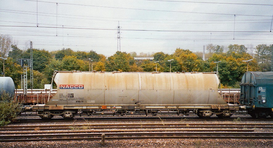 Covered Hopper wagon DB NACCO in Wiesbaden (D), October 2003 - Nr 931 9 732, Haz. Mat. 40/1361