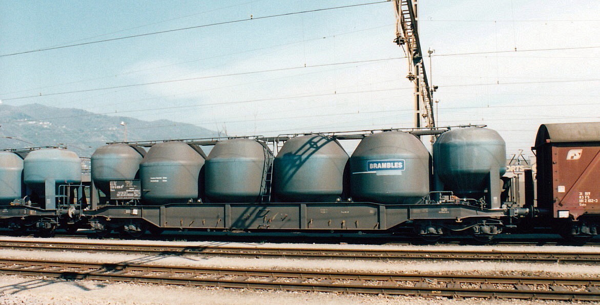 Covered Hopper Wagon FS Brambles of series Uacs 930 5 001-059 in Chiasso (CH), May 1997. These wagons and Nr 060-087, which have 5 containers and are shorter, were built in 1970-1973 for Ausiliare Milano, which merged into Brambles in 1992. VTG bought the wagons in 2002 and retired them by 2010/2011.
One time on the website www.seetalkroki.ch there was a picture of a car with logo ETRA AG Zürich and reporting marks SBB-CFF. My guess is Etra leased some of these wagons during the 1970s / early 1980s.
