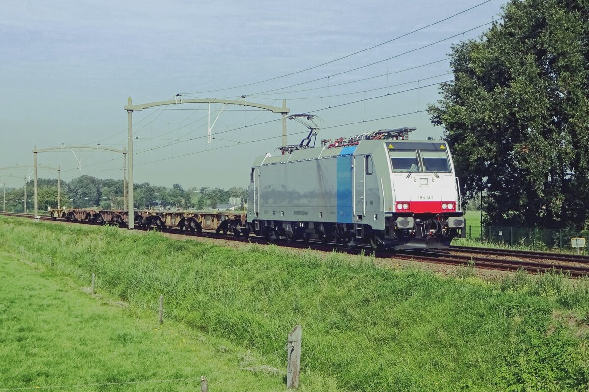 Cut it short! Railpool 186 501 seems to take this to heart with three double-wagons in tow while passing Hulten on 23 August 2019.