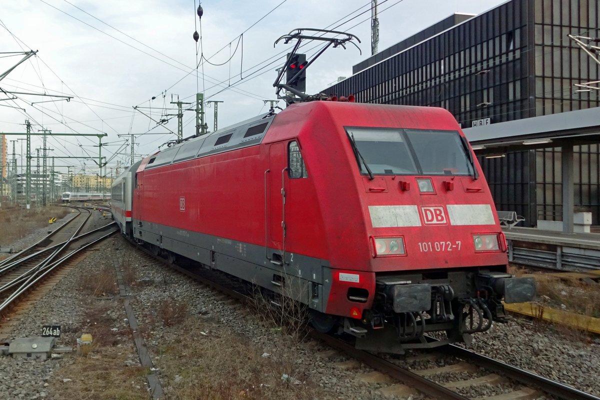 DB 101 072 pushes an IC toward Ulm out of Stuttgart Hbf on 3 January 2020.