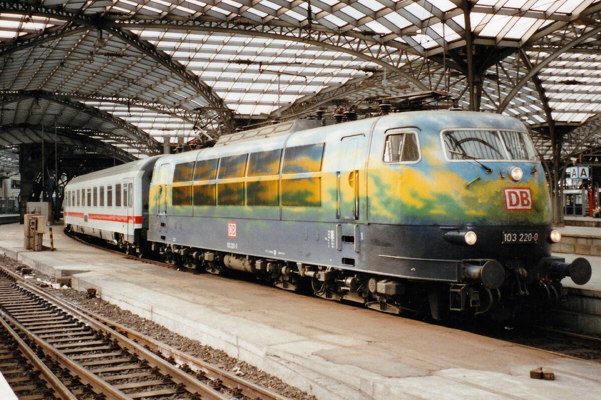 DB 103 220 stands at Köln Hbf on 13 April 2001.