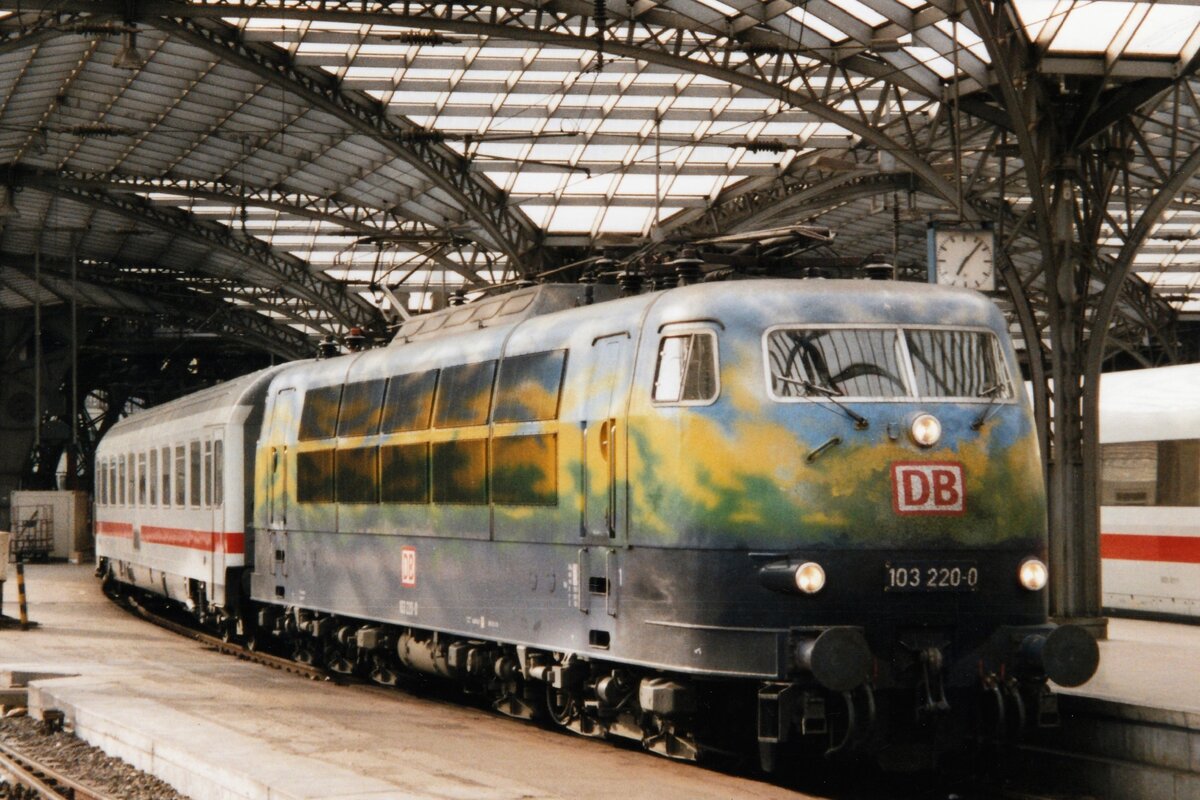 DB 103 220 stands at Köln Hbf on 13 April 2001.