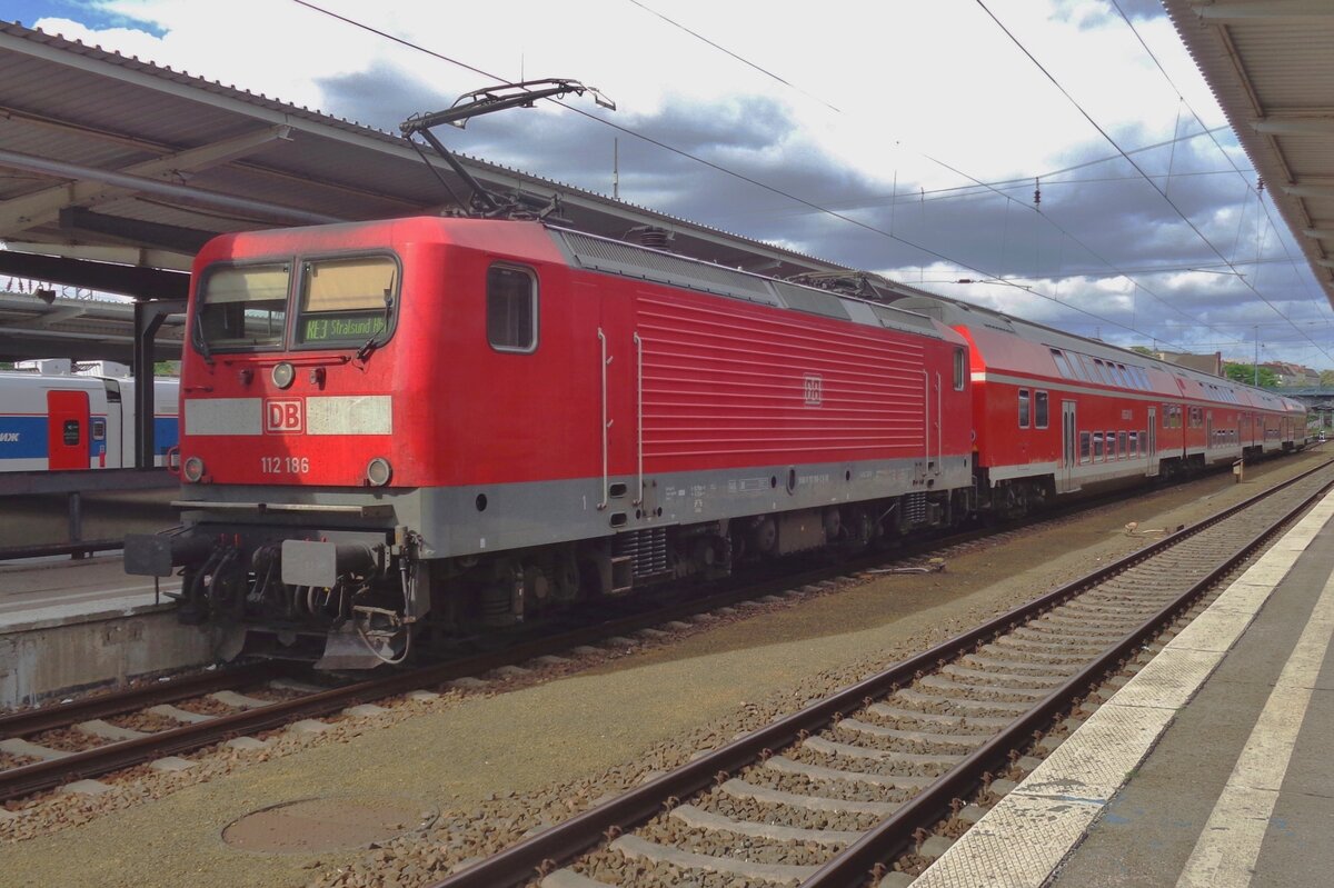 DB 112 186  calls at Berlin-Lichtenberg on 30 April 2018.