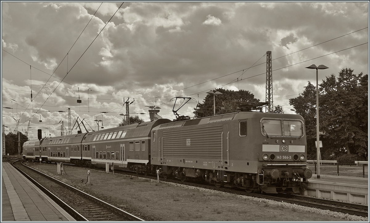 DB 143 564-3 with a S-Bahn Rostock in Warnemnde.
19.09.2012