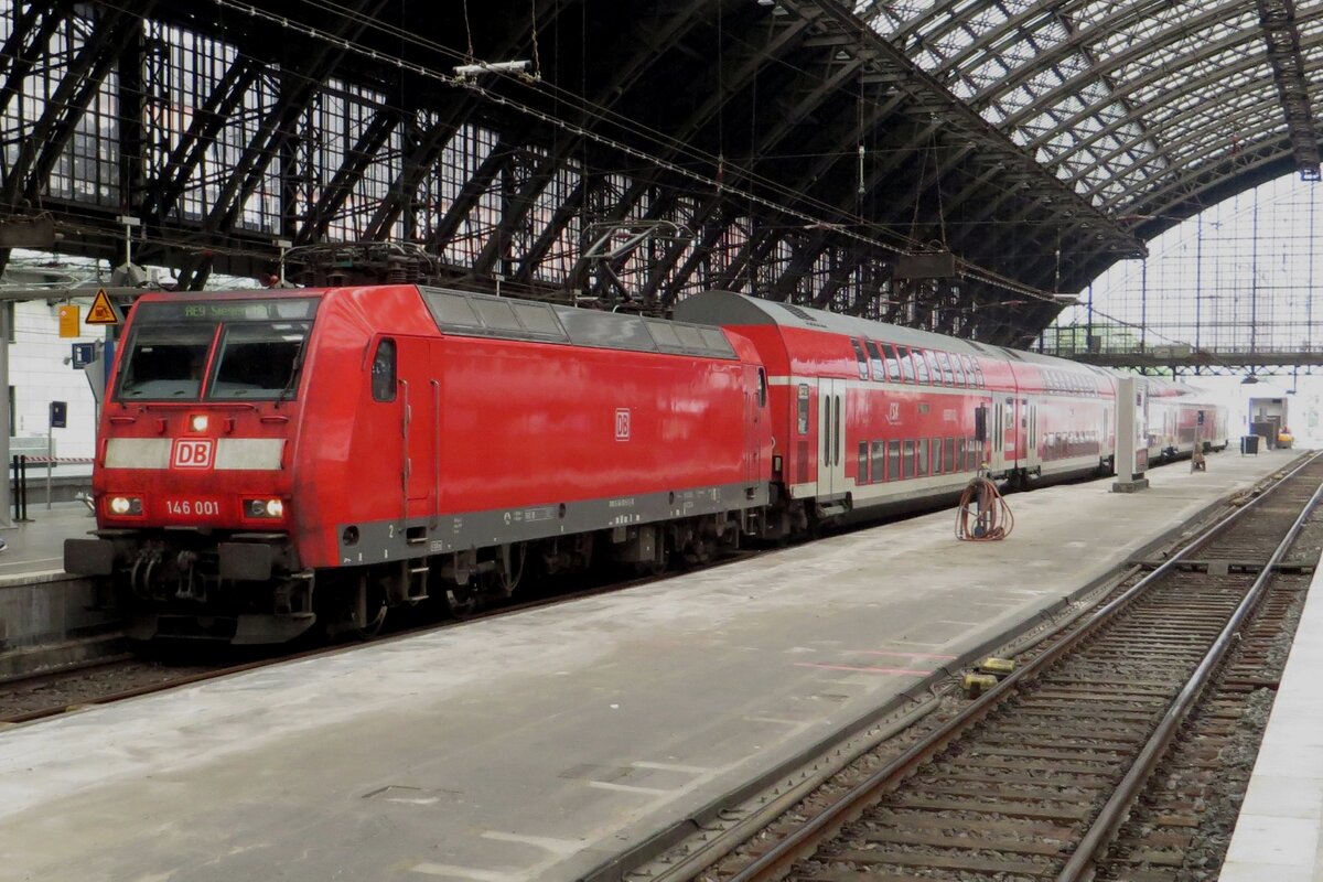 DB 146 001 calls at Köln Hbf with a once ubiquitiois regional train -due to the onslaught of modernEMUs, loco hauled passenger trains are beginnen to be a rarity in Germany.