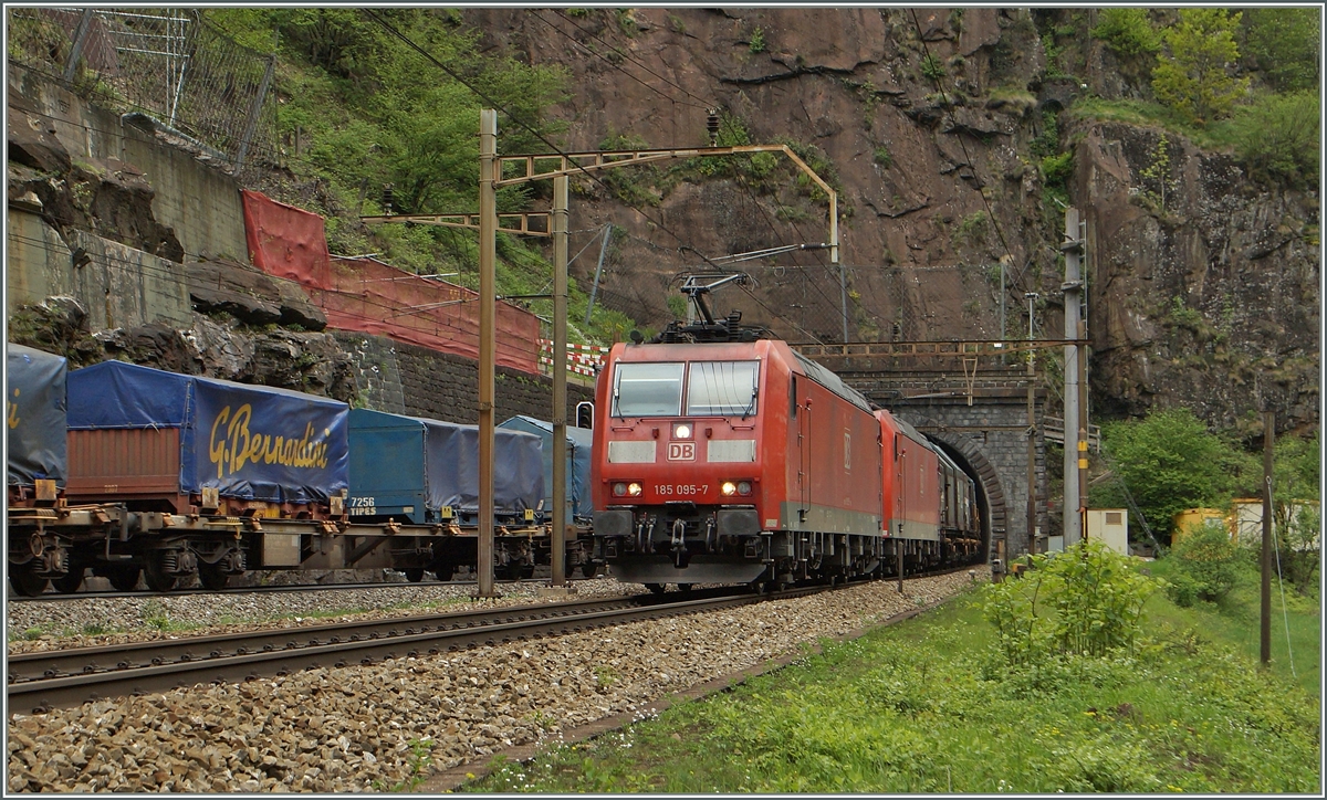 DB 185 with an cargo train betwenn Rodi Fiesso and Faido.
06.05.2014