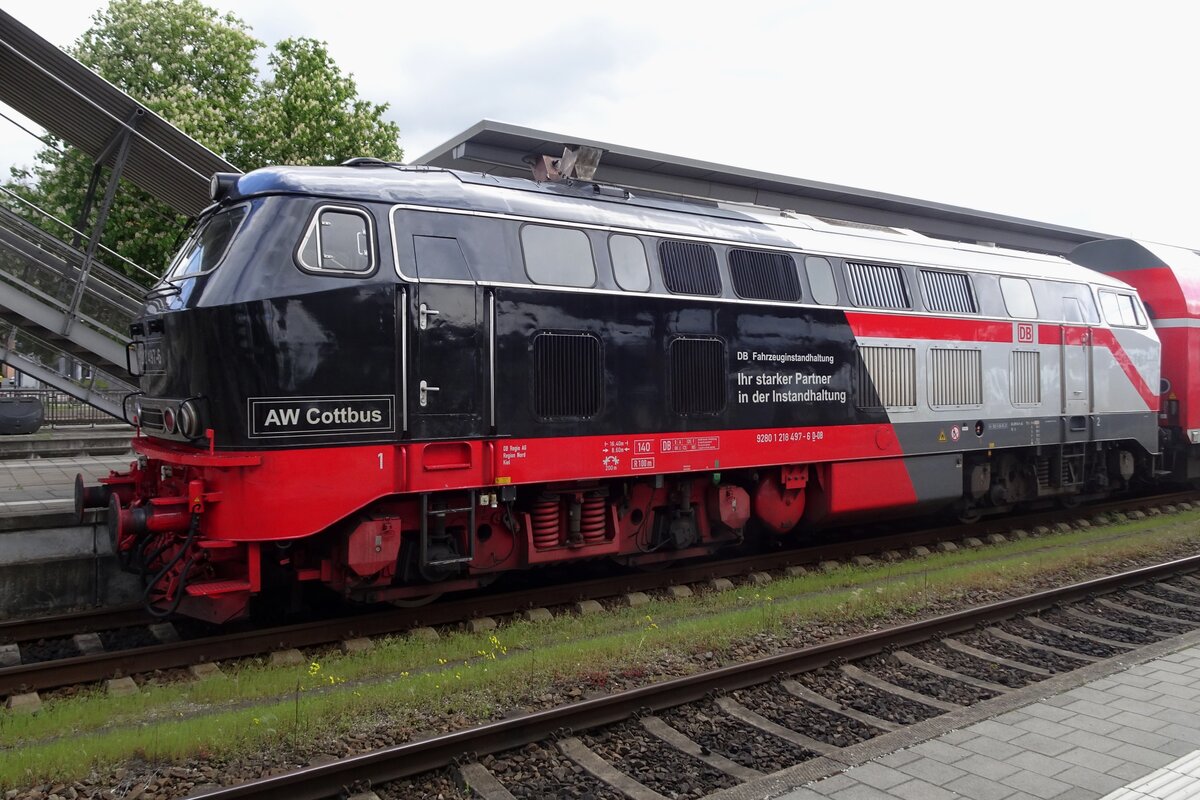 DB 218 497 advertises for the DB Cargo works of Cottbus in MÜhldorf on 18 May 2023.