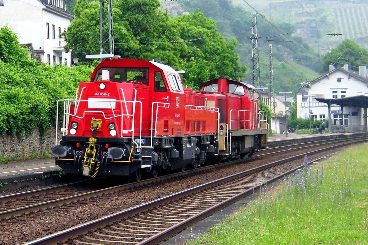 DB 261 058 hauls a 294 dead in tow through Bacharach on 2 June 2012.