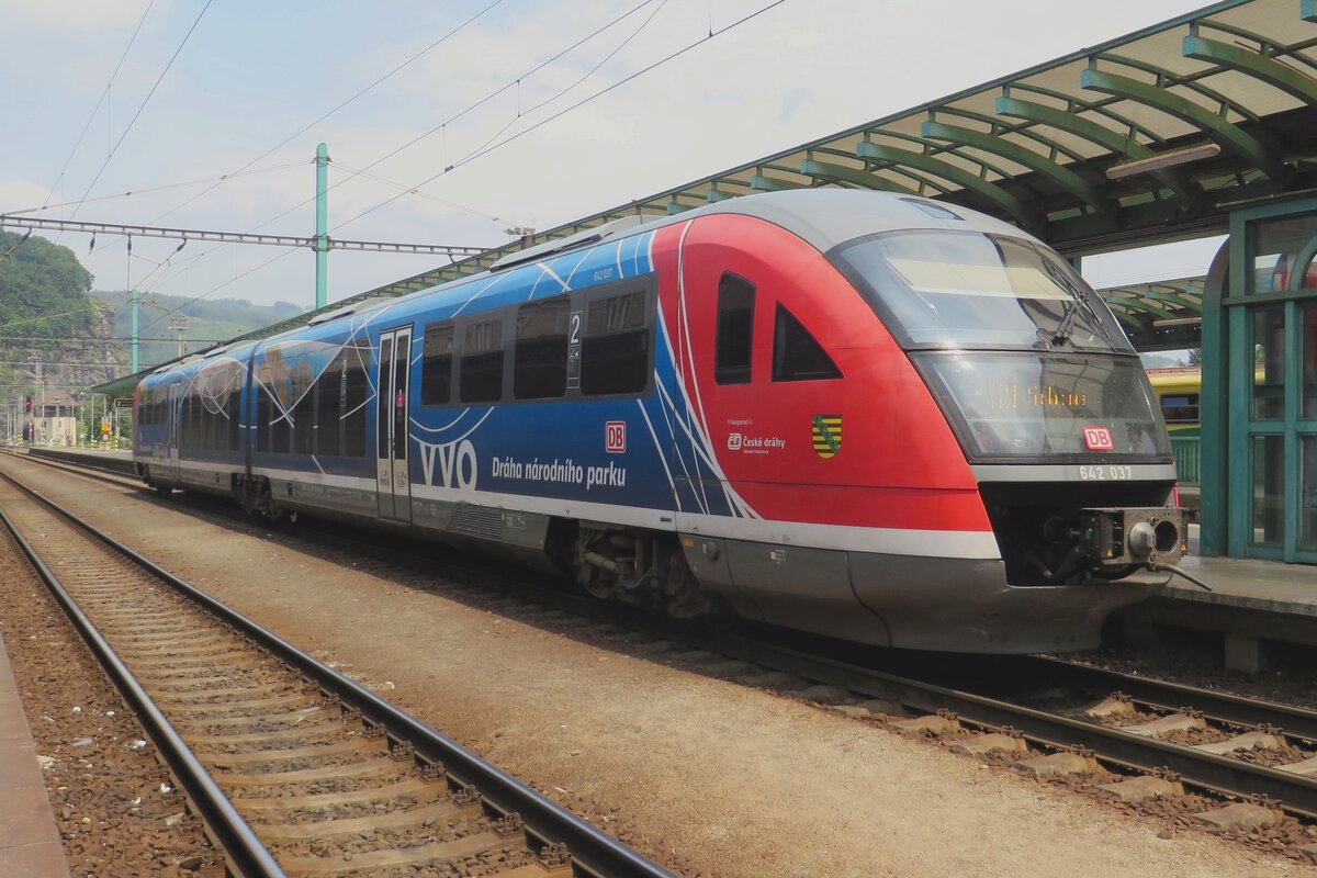 DB 642 037/537 stands at Decin hl.n. on 20 June 2022.