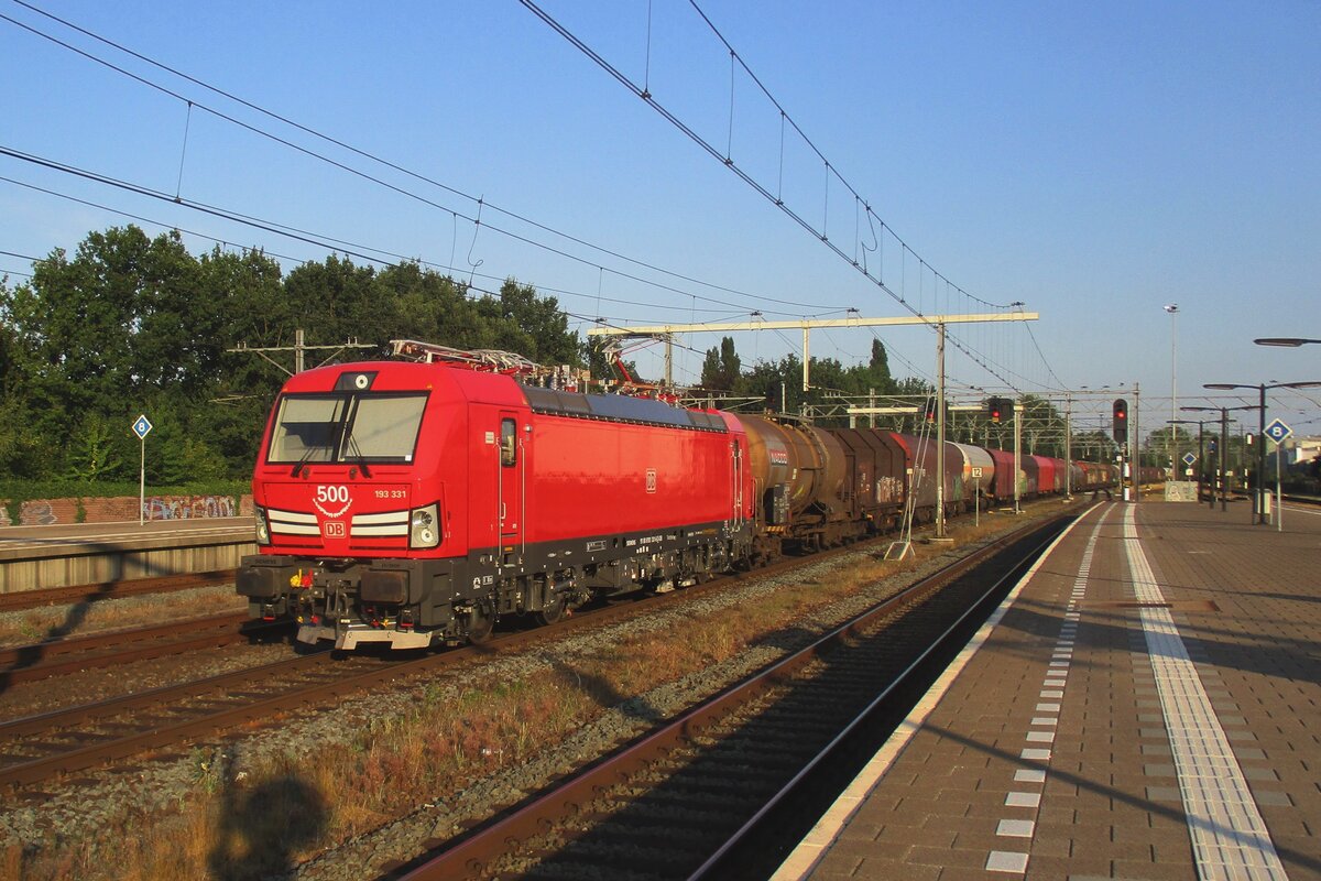 DB Cargo 193 331 -seen here hauling a mixed freight through Boxtel on 27 July 2018- was the 500th Vectron loco buil by Siemens. Nowadays, almost 1,300 Vectrons have been build, not counting derivates like Classes 192, 247 or 248.