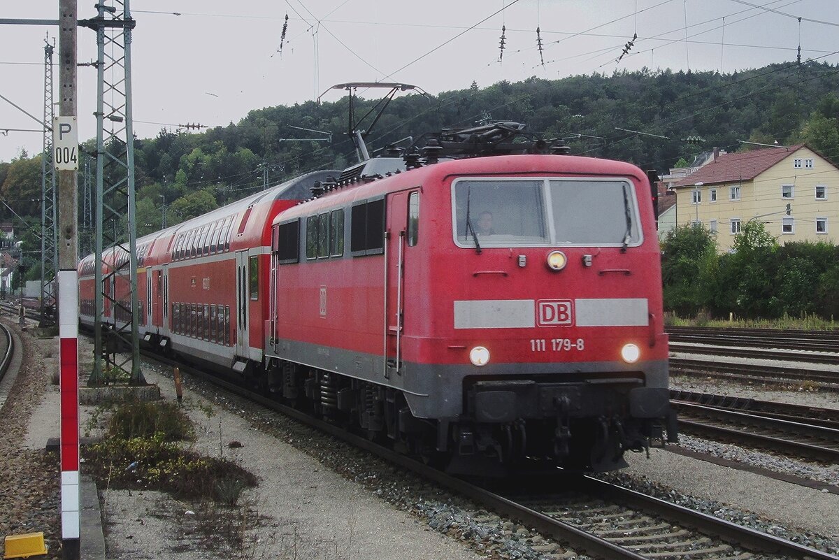 DB Regio 111 179 enters Treuchtlingen on 18 September 2015. Due to the platform at Treuchtlingen, this picture was legally possible.