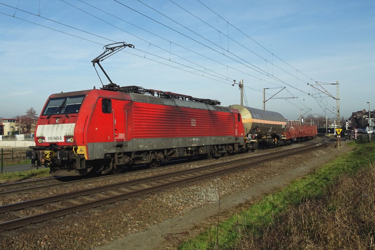 DBC 189 043 hauls a mixed freight at Venlo-Vierpaardjes on 15 February 2023. This photo spot is due to disappear after years of controversy about the sell-out of the owners of foruteen houses adjacent to the railway crossing; both the houses and the railway crossing have to make room for a new tunnel under the tracks.