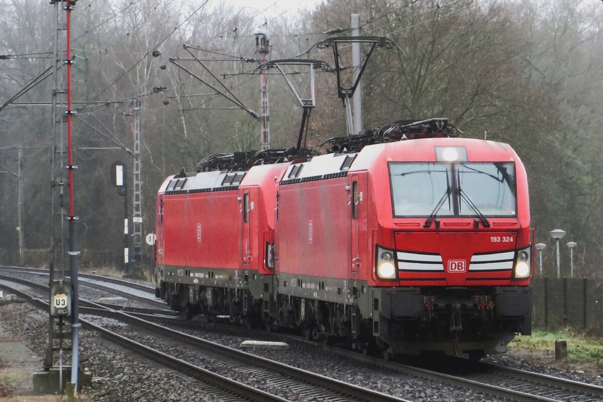 DBC 193 324 hauls a sister loco into Dutch territory at Venlo-Vierpaardjes on 17 December 2021.