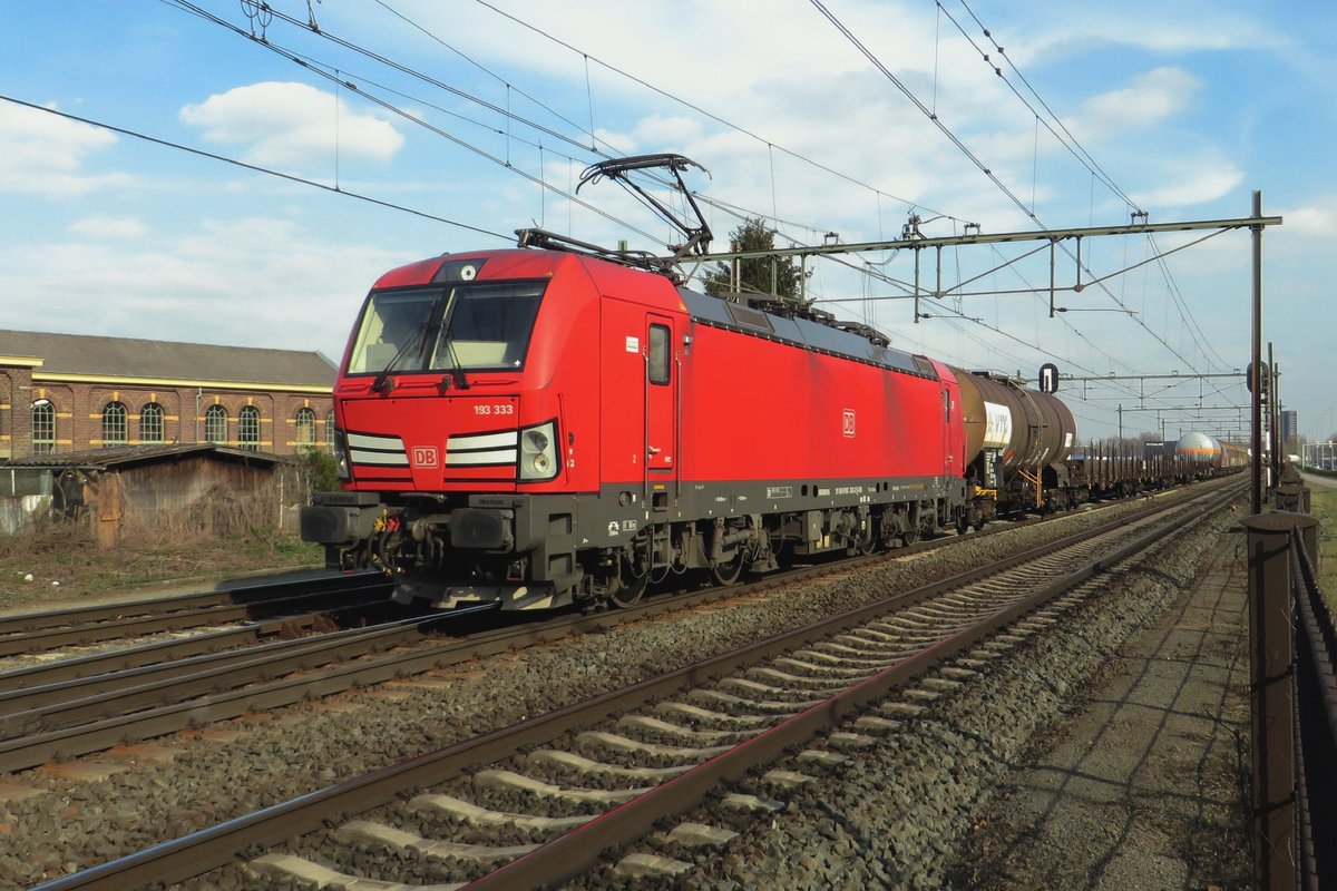 DBC 193 333 hauls a mixed freight through Blerick on 8 April 2021.