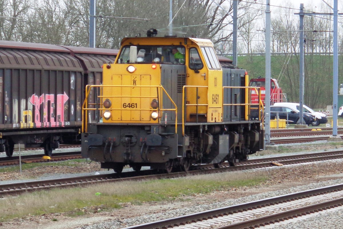 DBC 6461 runs light through Lage Zwaluwe on 23 July 2019.