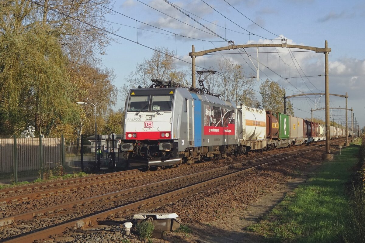 DBCNL 186 498 passes Hulten on 4 November 2019 with the Antwerpen-bound Combinant shuttle train.