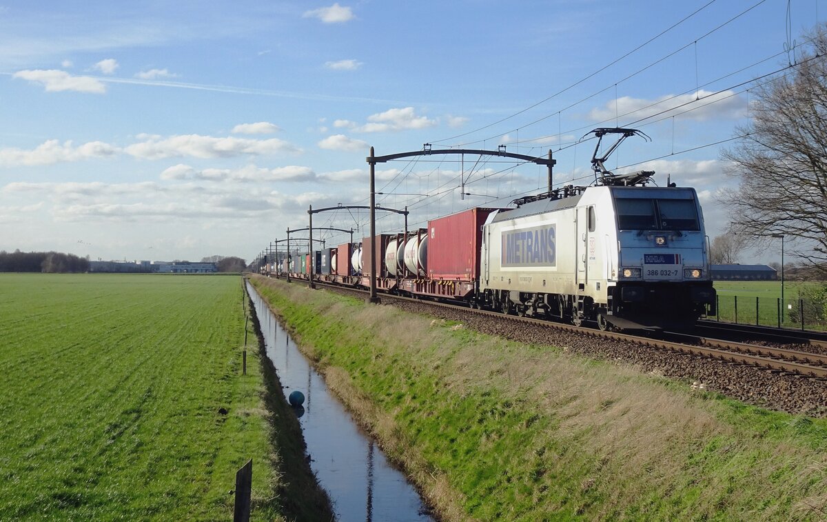 Diverted Praha container shuttle train with Metrans 386 032 gets photographed at Hulten on 23 February 2022.