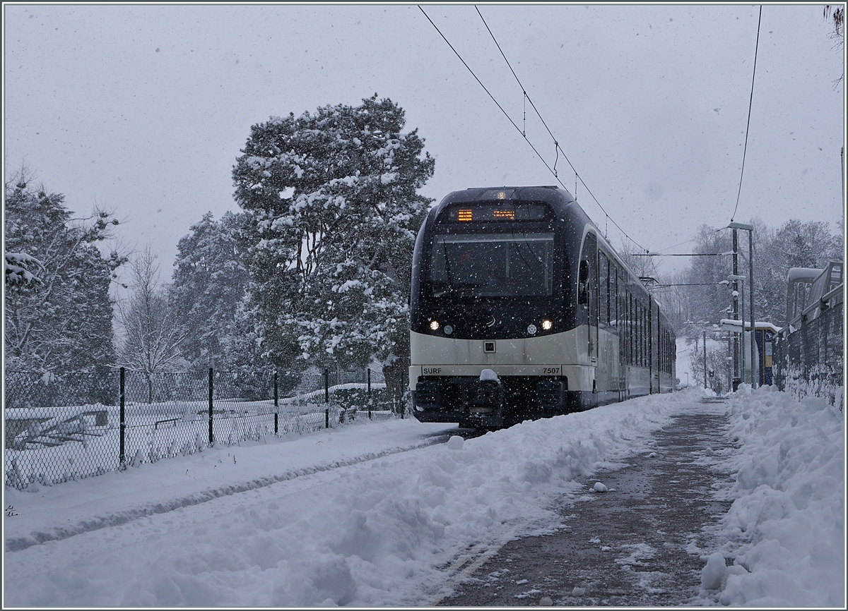 During heavy snowfall, the CEV MVR ABeh 2/6 7507 leaves the Château de Blonay stop on the journey from Vevey to Blonay.

Jan 25, 2021