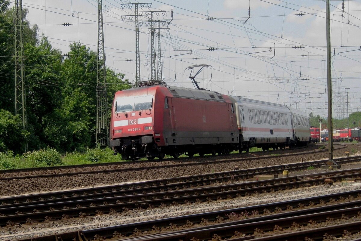 During the annual loco [parade of the Koblenz-Lützel branch of the DB-Museum not only the participants could be photographed, but also the normal; traffic, like this IC with 101 086 at the reins, Koblenz-Lützewl, 2 June 2012.