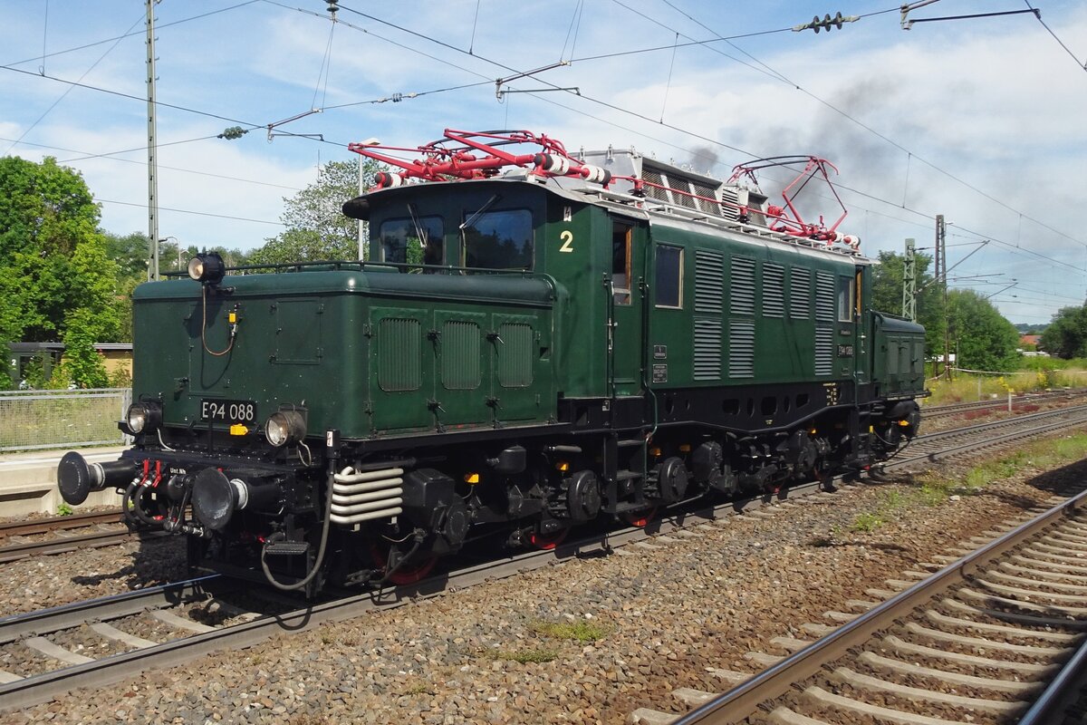 E 94 088 runs round at Amstetten (Württemberg) on 9 July 2022.