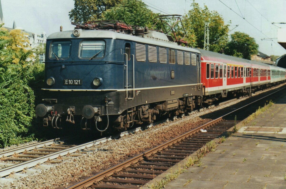 E10 121 hauls an RB out of Bonn Hbf on 6 August 1998.