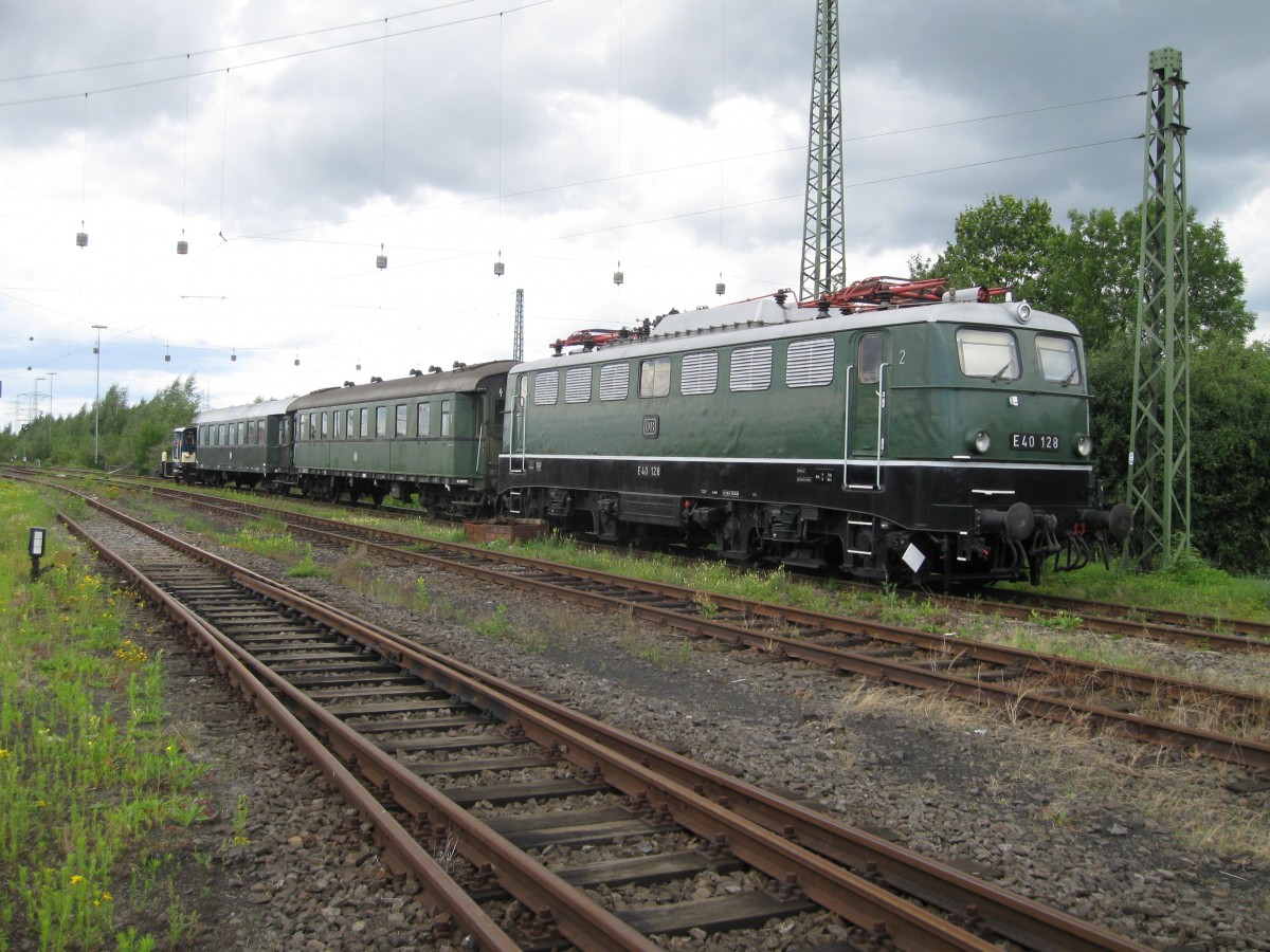 E40-128 being rolled out for photography at the DB Museum at Koblenz, the shunting locomotive is 333-068, July 2009.