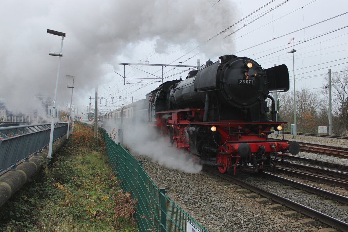 Each year in December the VSM organises from Arnhem steam shuttle trains toward another city and in 2023 Nijmegen was elected as destination for the Christmas-Expresses running almost every hour between Arnhem and Nijmegen. ON 16 December 2023 VSM 23 071 quits Nijmegen with the second Christmas-Express.