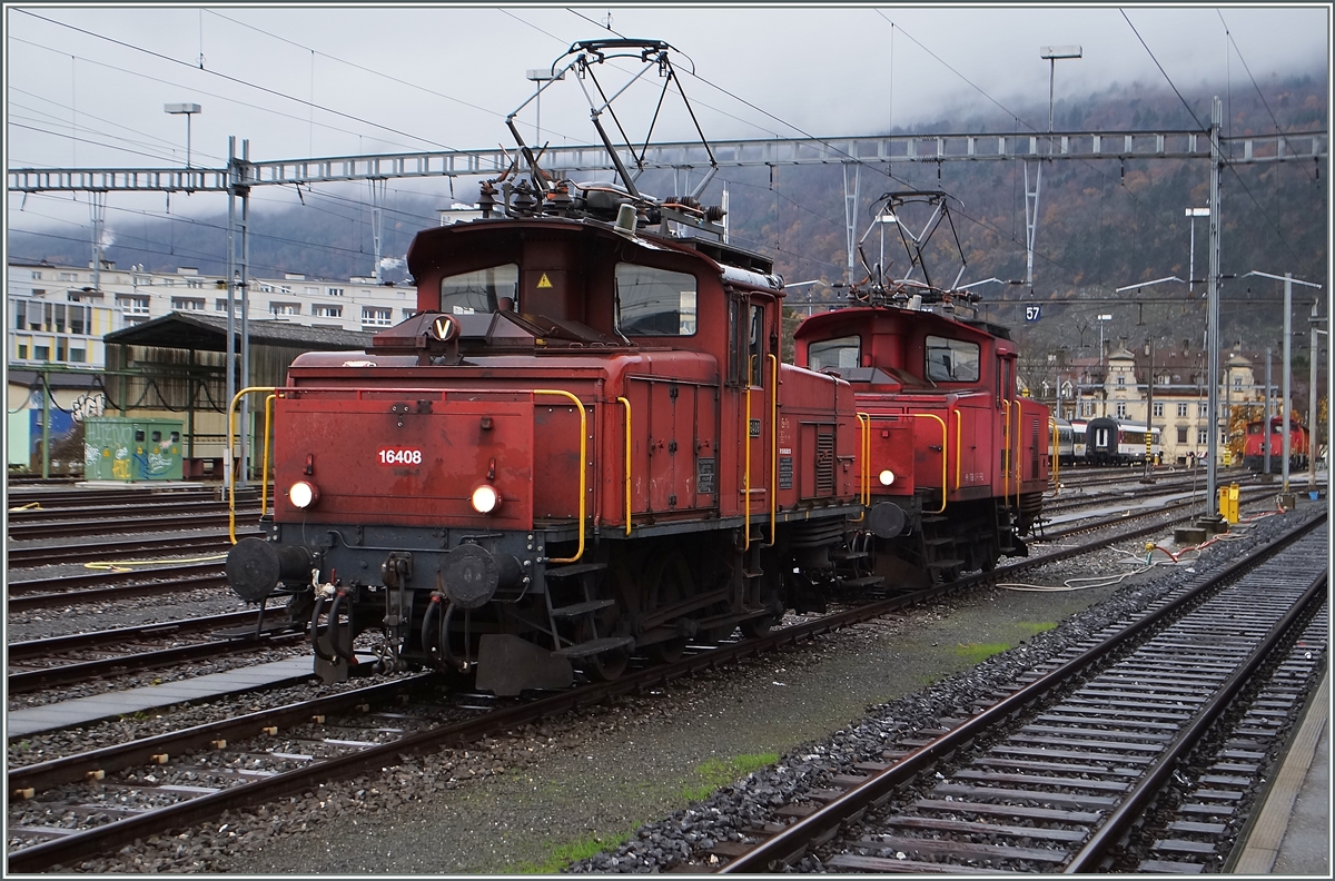 Ee 3/3 16408 (1946) and Ee 3/3 16451 (1965) in Biel/Bienne. 
17.11.2014