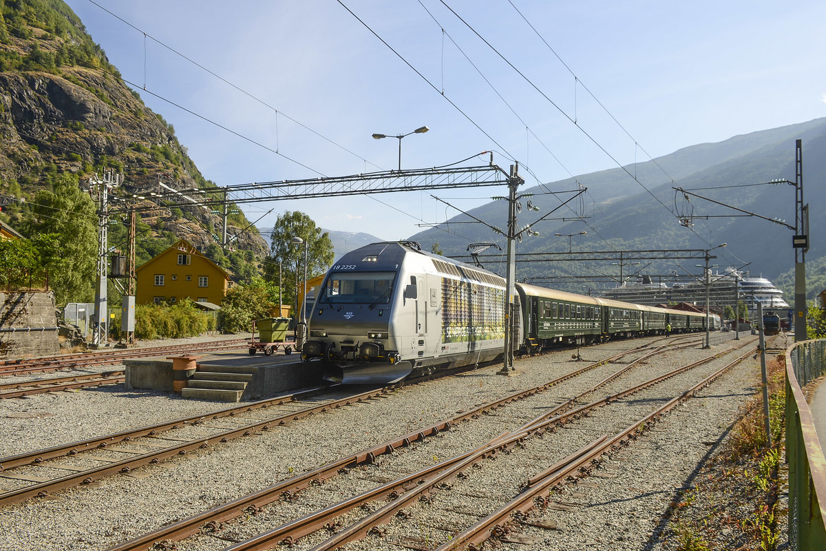 EL 18 2252 at Flåm Railway Station. Construction of the line started in 1924, with the line opening in 1940. It allowed the district of Sogn access to Bergen and Oslo via the Bergen Line.
Date: 13 July 2018.