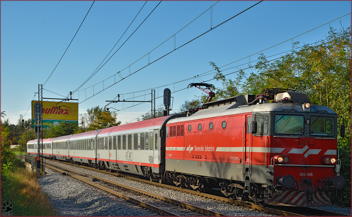 Electric loc 342-005 pull EC158 'Croatia' through Maribor-Tabor on the way to Vienna. /14.10.2014