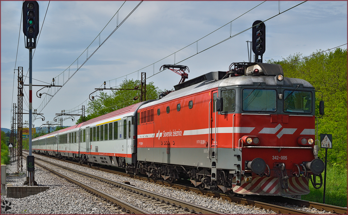 Electric loc 342-005 pull EC158 'Croatia' through Maribor-Tabor on the way to Vienna. /5.5.2015
