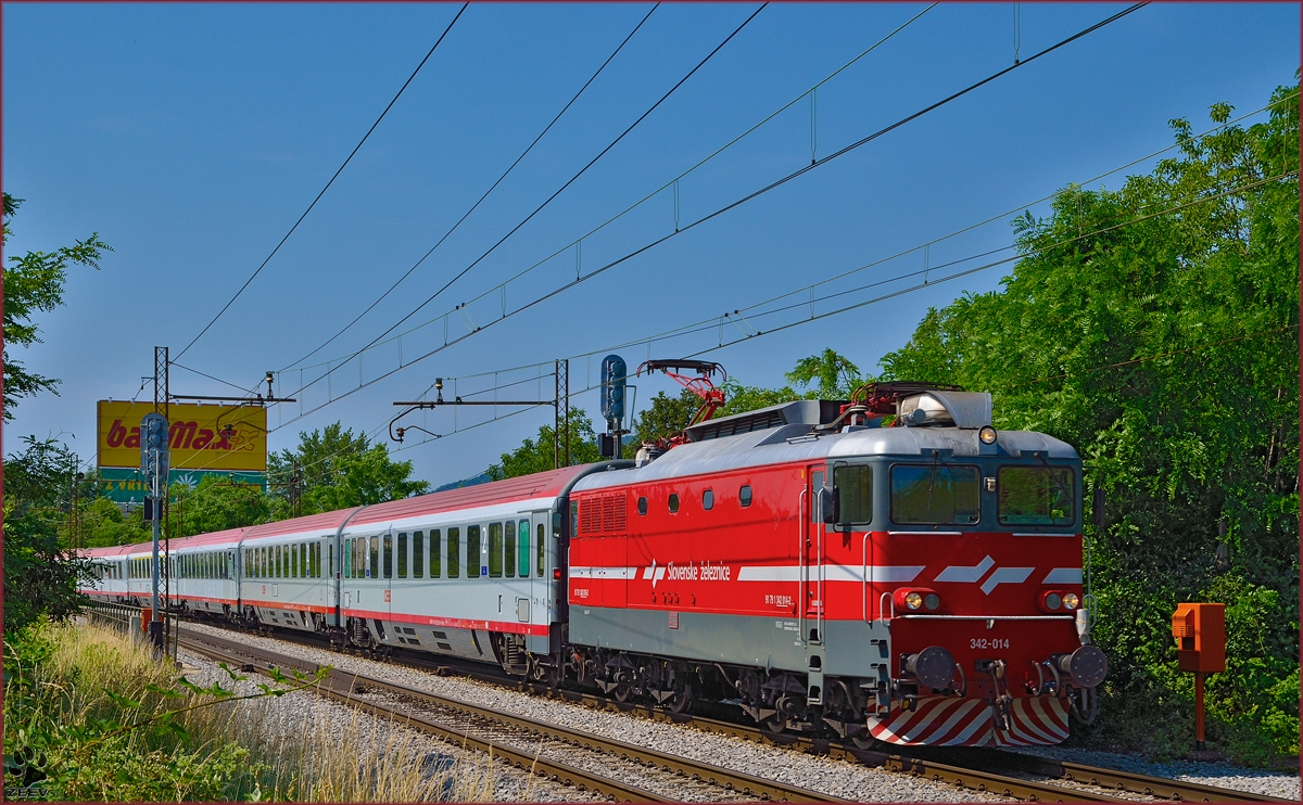 Electric loc 342-014 is pulling EC158 'Croatia' through Maribor-Tabor on the way to Vienna. /13.6.2014