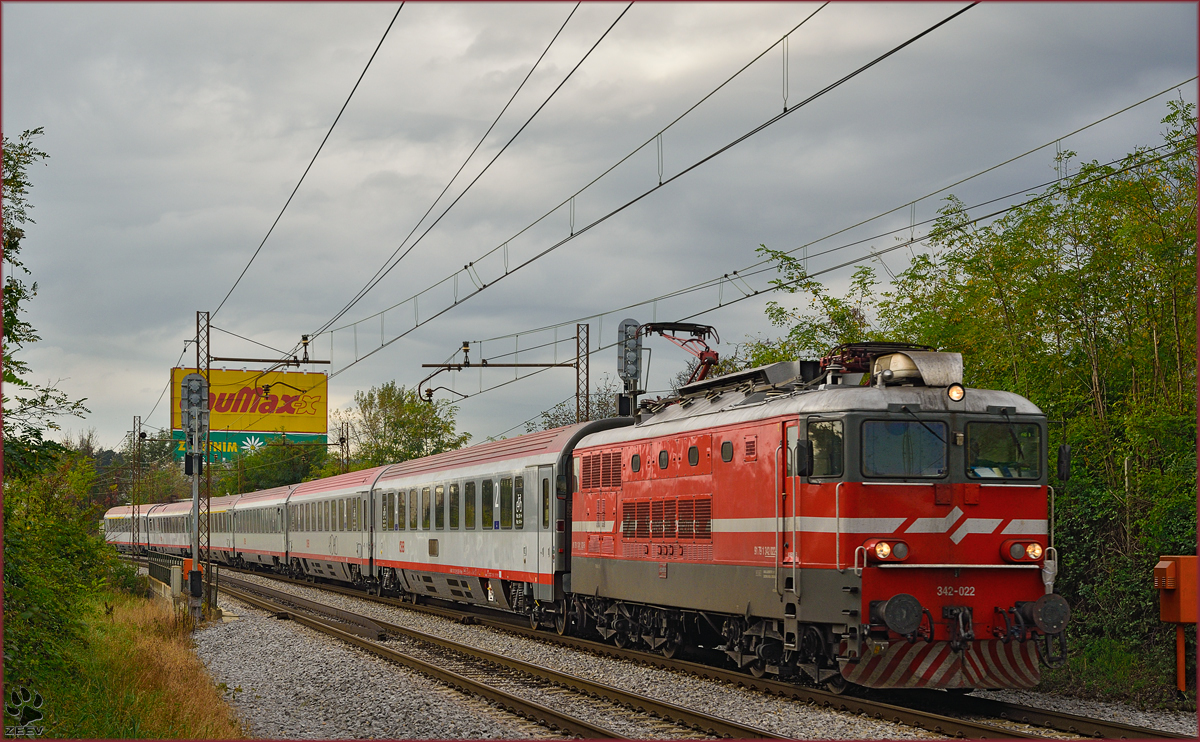 Electric loc 342-022 pull EC158 'Croatia' through Maribor-Tabor on the way to Vienna. /21.10.2014