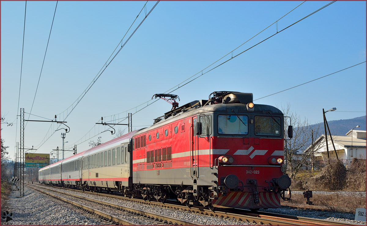 Electric loc 342-023 is hauling EC158 'Croatia' through Maribor-Tabor on the way to Vienna. /24.2.2014