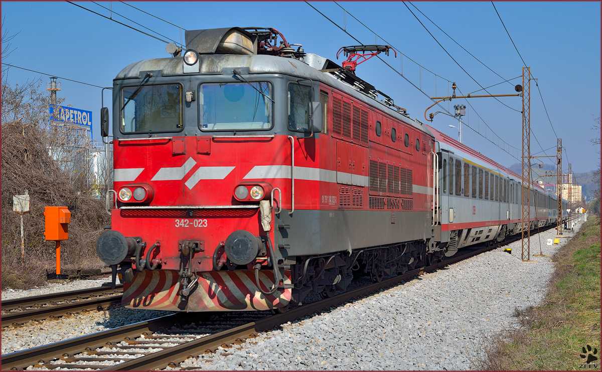 Electric loc 342-023 pull EC151 'Emona' through Maribor-Tabor on the way to Ljubljana. /13.3.2014