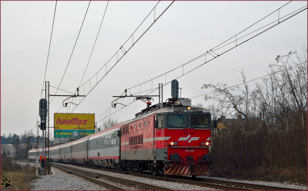 Electric loc 342-025 is hauling EC158 'Croatia' through Maribor-Tabor on the way to Vienna. /3.3.2014