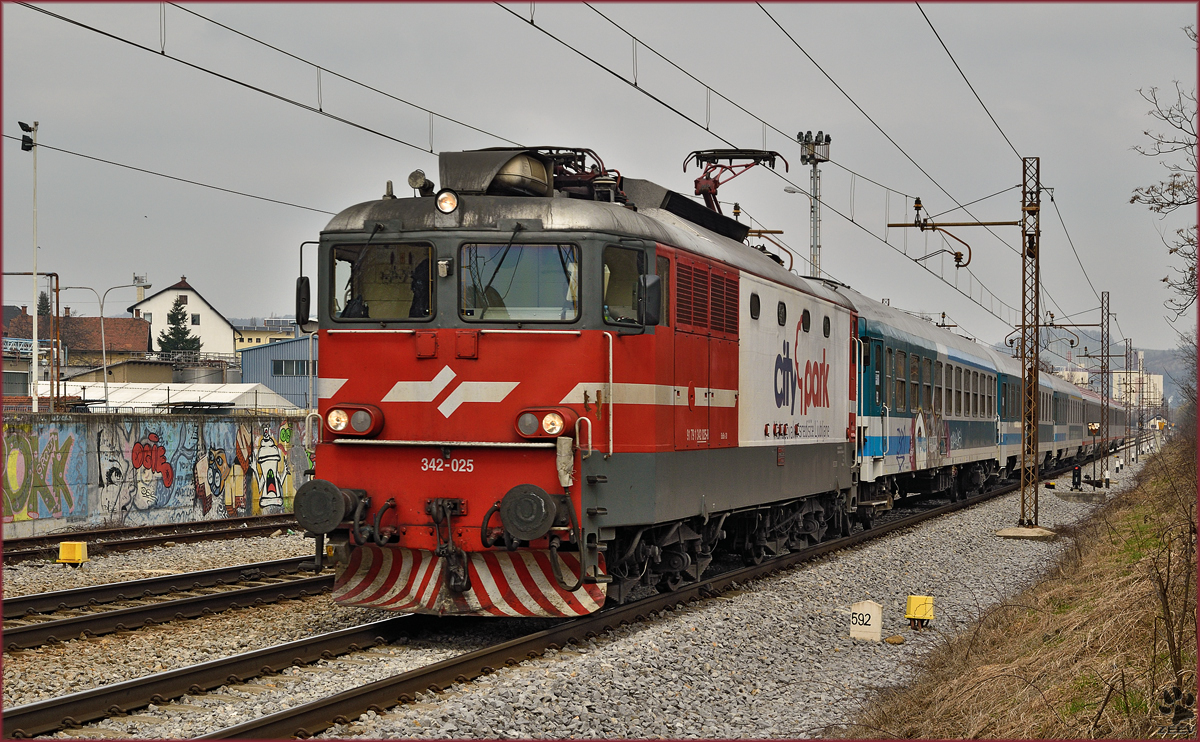 Electric loc 342-025 pull EC151 'Emona' through Maribor-Tabor on the way to Ljubljana. /16.3.2015