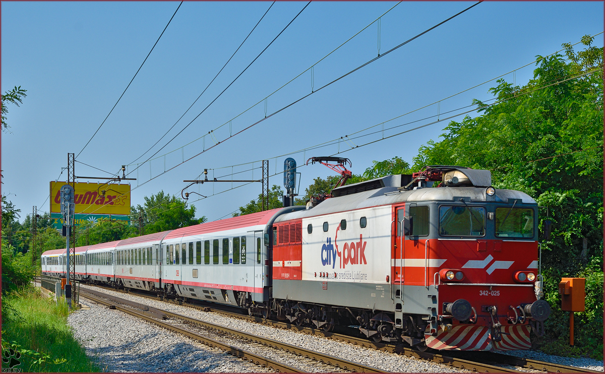 Electric loc 342-025 pull EC158 'Croatia' through Maribor-Tabor on the way to Vienna. /18.7.2014