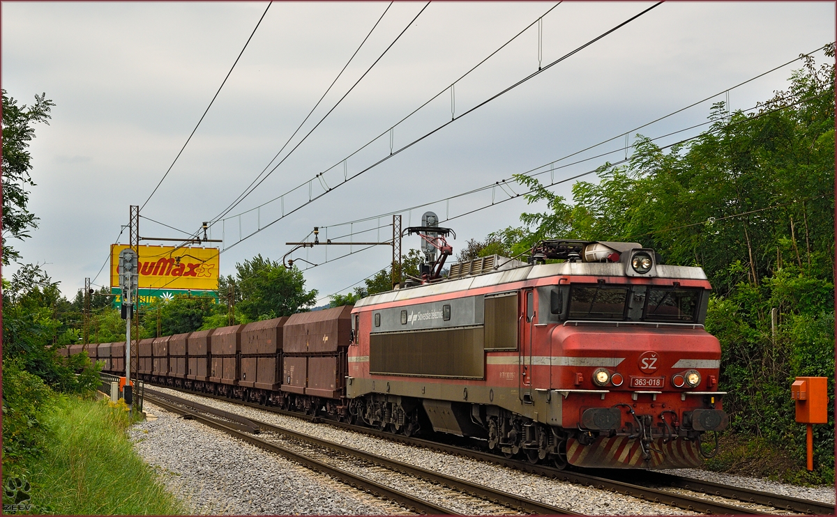 Electric loc 363-018 pull freight train through Maribor-Tabor on the way to the north. /3.9.2014