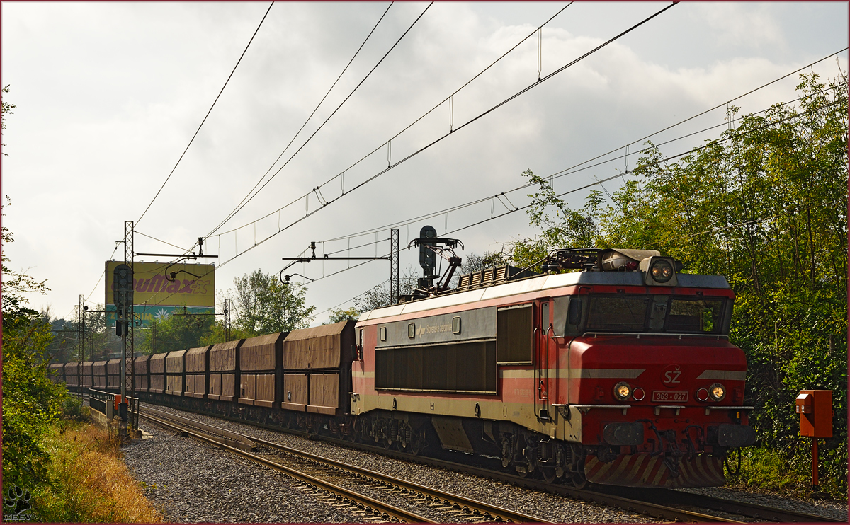 Electric loc 363-027 pull freight train through Maribor-Tabor on the way to the north. /27.10.2014