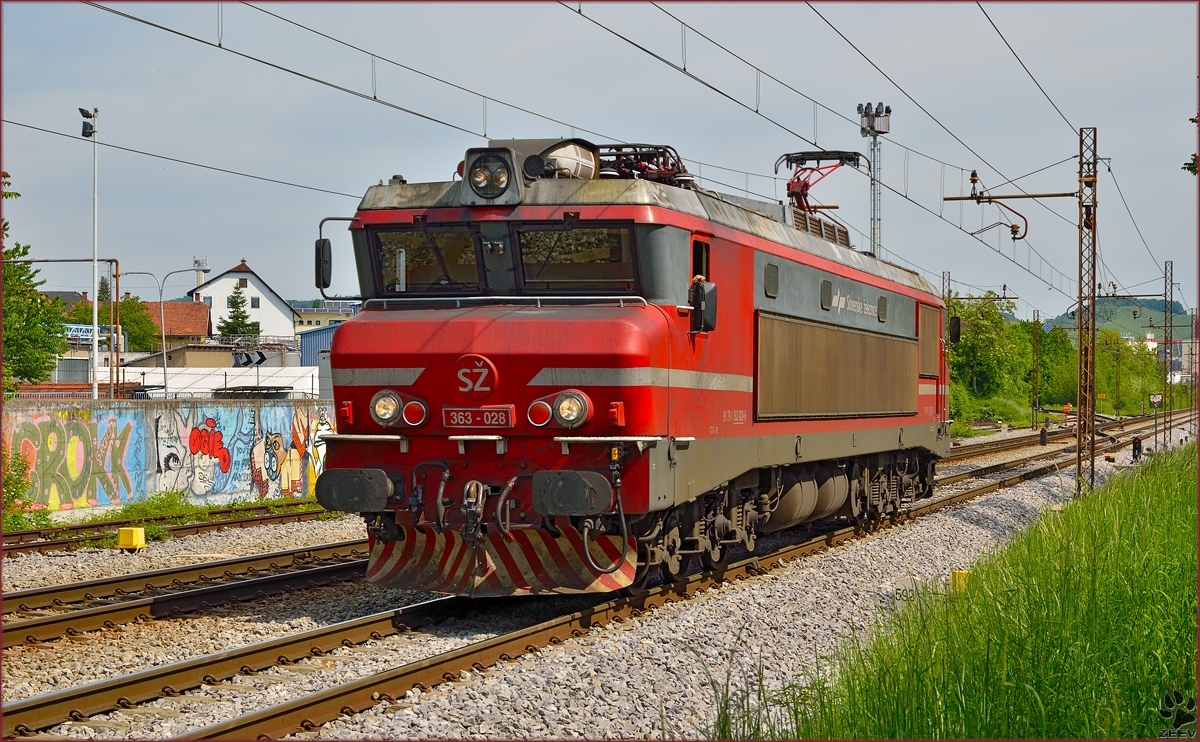 Electric loc 363-028 is running through Maribor-Tabor on the way to Tezno yard. /7.5.2014