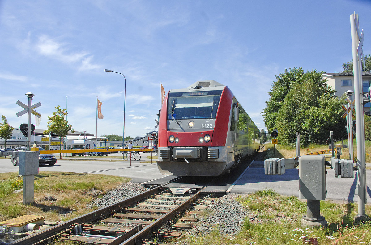 Electric multiple unit Y31 1423 (Bombardier) on the swedish railwayline from Linköping to Kalmar. The shot was made in Vimmerby.
Date: 21. July 2017.