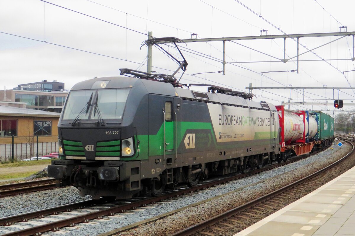 ELL/RTB 193 727 rounds the curvature at Zutphen hauling the PCC intermodal shuttle train on 17 February 2023.