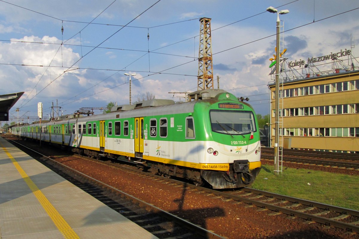 EN57AKM-1569 calls at Warszawa-Wschodnia on 2 May 2016.