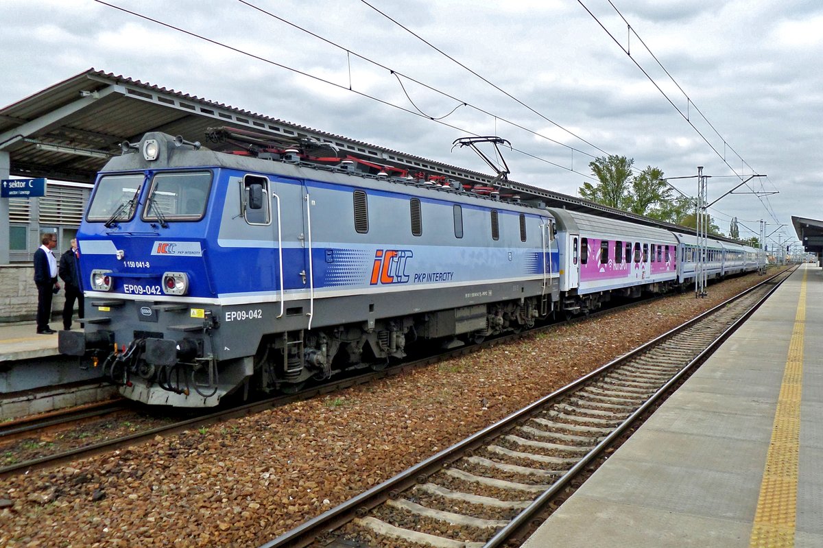 EP09-042 stands at Warszawa-Wschodnia on 1 May 2016.