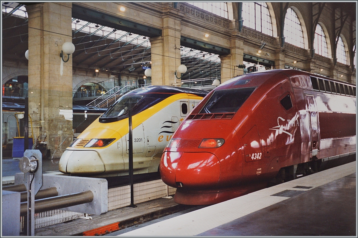 Eurostar 3201 and Thalys 4342 in the Paris Nord Station. 

Analog picture 01.11.2001 