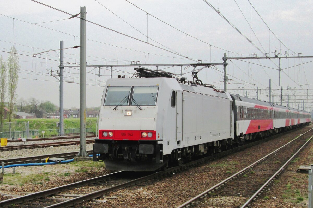 Ex-FYRA 186 142 enters Breda with an IC-Direct on 14 February 2014.