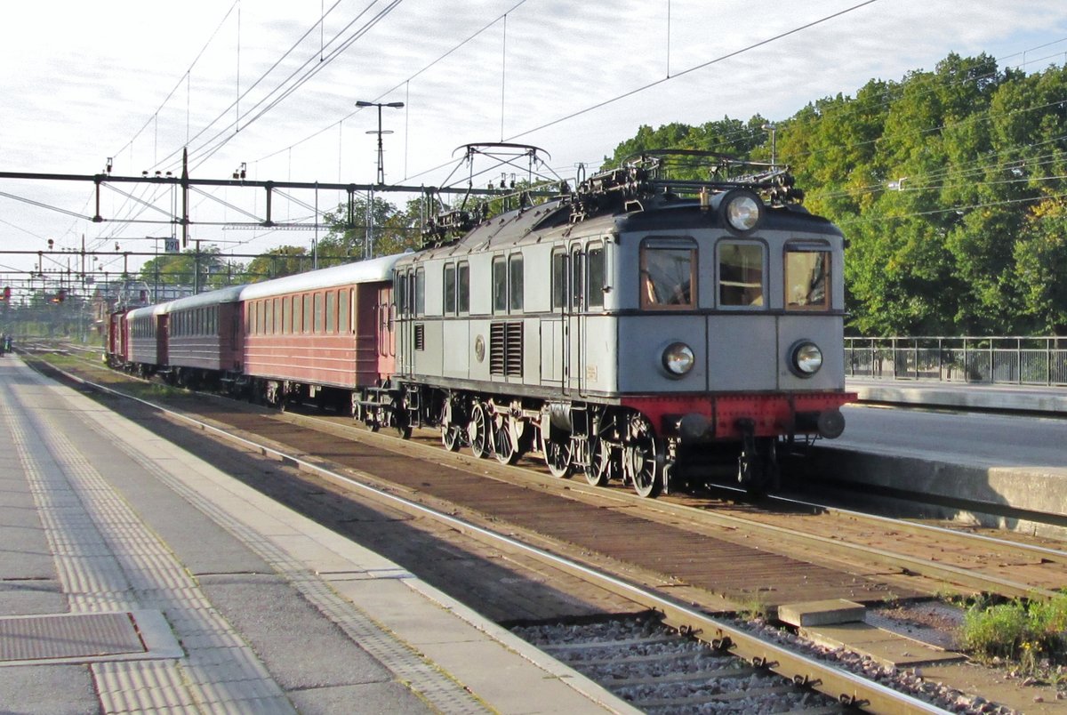Extra train with the oldest electric in sweden Pa27 arrives at Gävle on 13 September 2015.